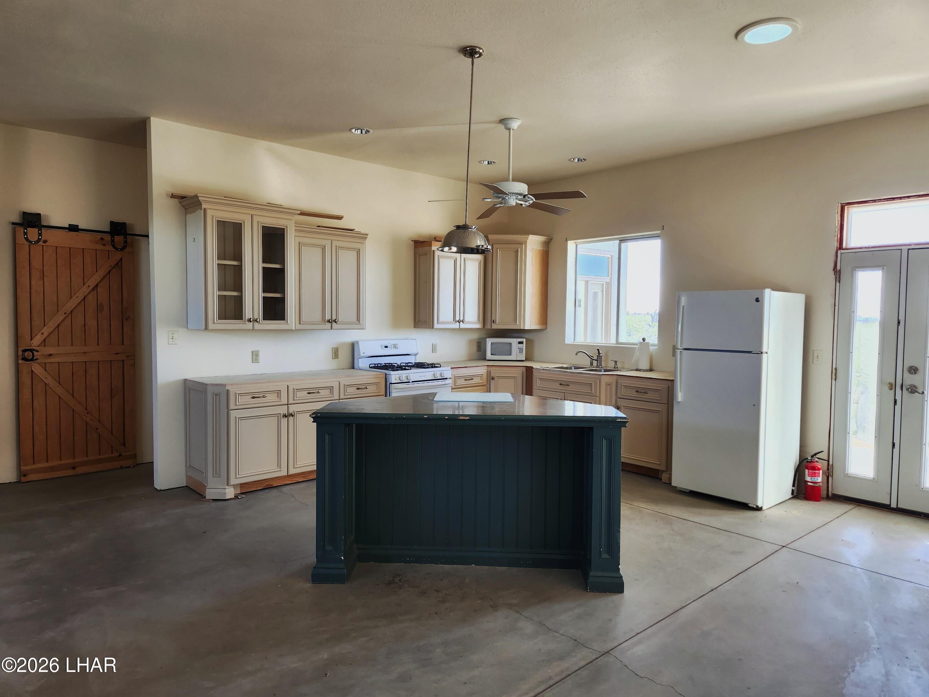 19310 South John Wayne Road Yucca, AZ 86438 - Photo 2 of 14 Kitchen