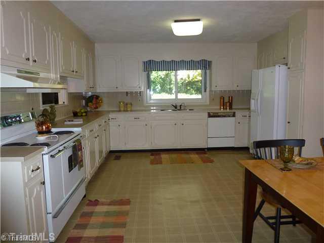 2804 Montclair Road Winston-Salem, NC 27106 - Photo 6 of 15 Kitchen.