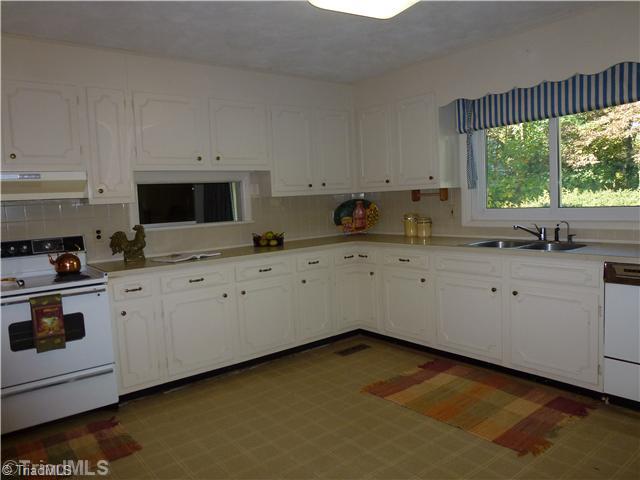2804 Montclair Road Winston-Salem, NC 27106 - Photo 7 of 15 Kitchen.