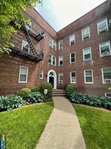 $1,895 | 995 Teaneck Road, Unit 3N, Teaneck, NJ 07666