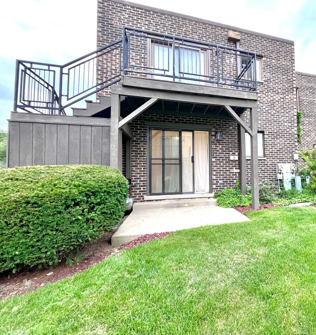 244 East Rimini Court Palatine, IL 60067 - Photo 8 of 8 a view of a house with yard and plants