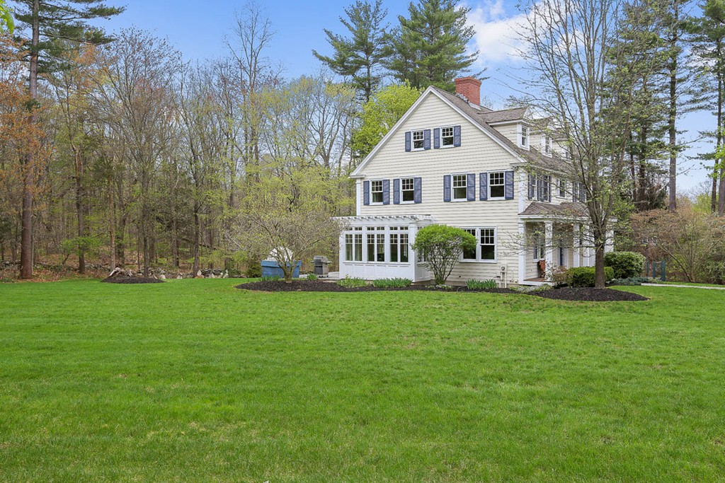 10 Woodside Road Topsfield, MA 01983 - Photo 29 of 30 a front view of a house with a garden