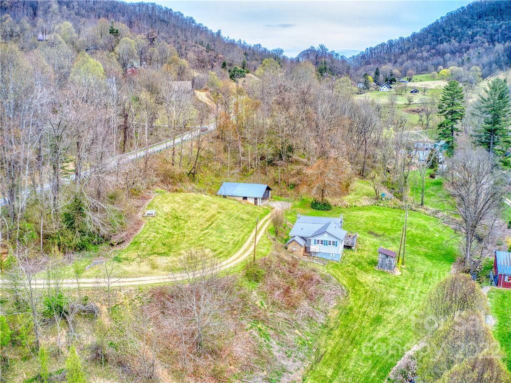 2418 Pigeon Road Waynesville, NC 28786 - Photo 9 of 32 Gallery Image 9