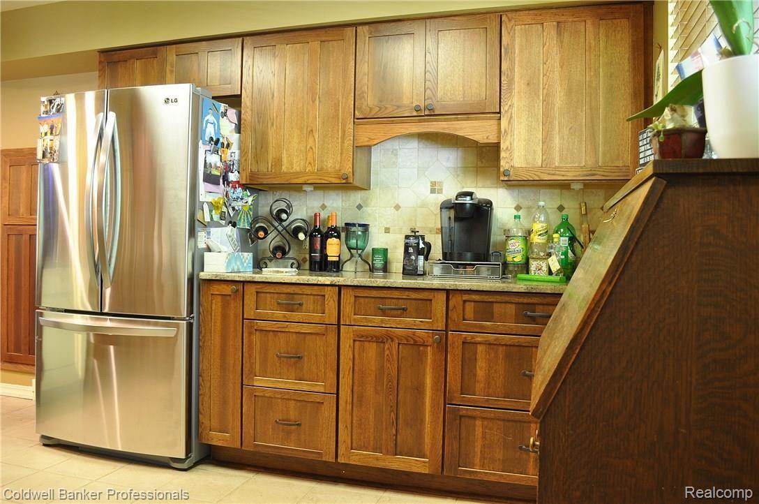 295 Red Oak Lane Rochester, MI 48307 - Photo 17 of 39 20.) Kitchen Fridge Side