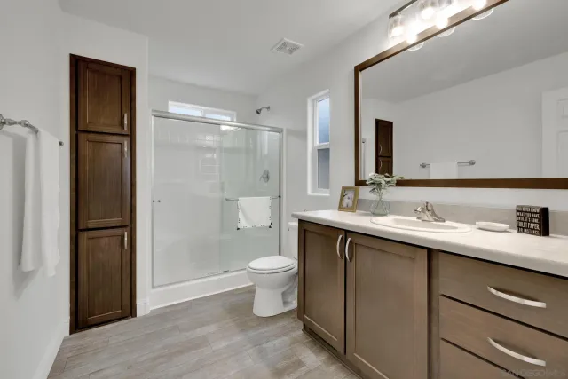 an empty room with closet and a ceiling fan