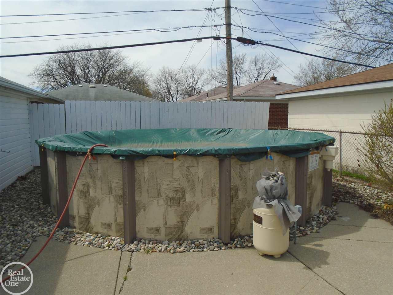 24921 Roxana Avenue Eastpointe, MI 48021 - Photo 7 of 29