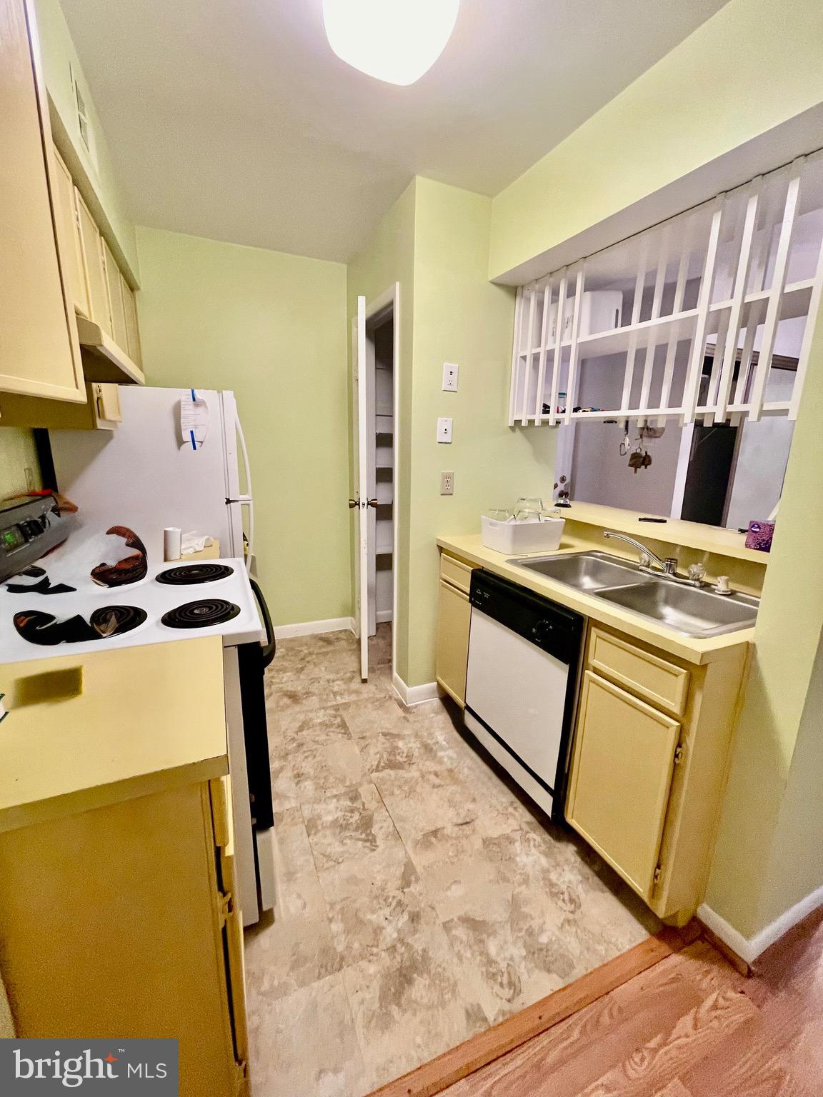 5806 Royal Ridge Drive, Unit R Springfield, VA 22152 - Photo 3 of 26