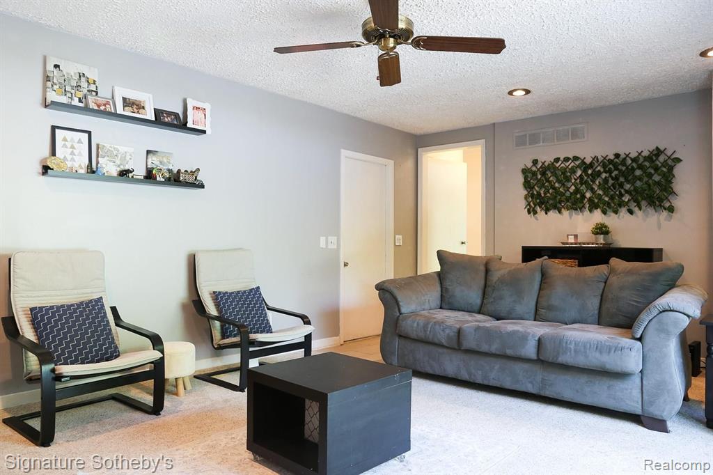 28188 Yorktown Road Farmington Hills, MI 48331 - Photo 5 of 20