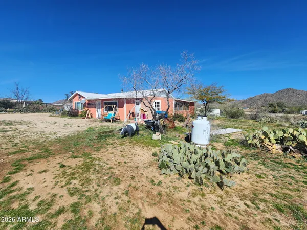 a view of a house with backyard