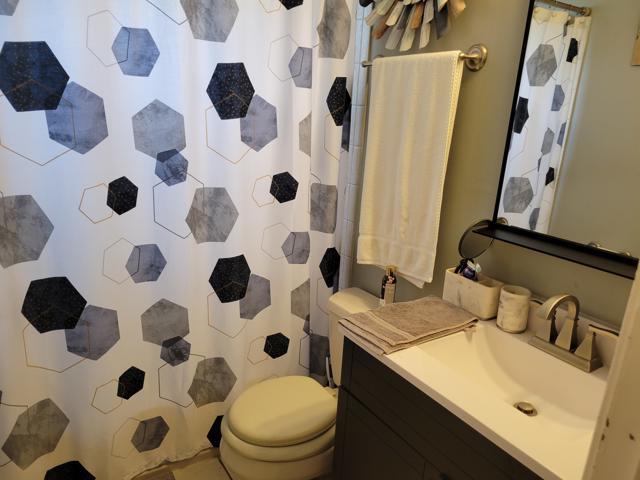 225 Hemlock Avenue Romeoville, IL 60446 - Photo 21 of 32 a bathroom with a sink and a mirror