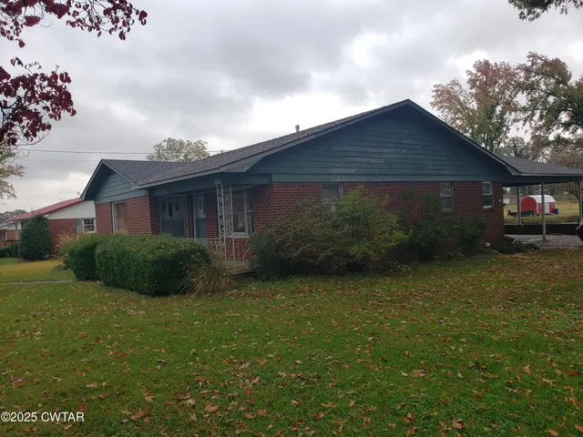 a view of a house with a backyard