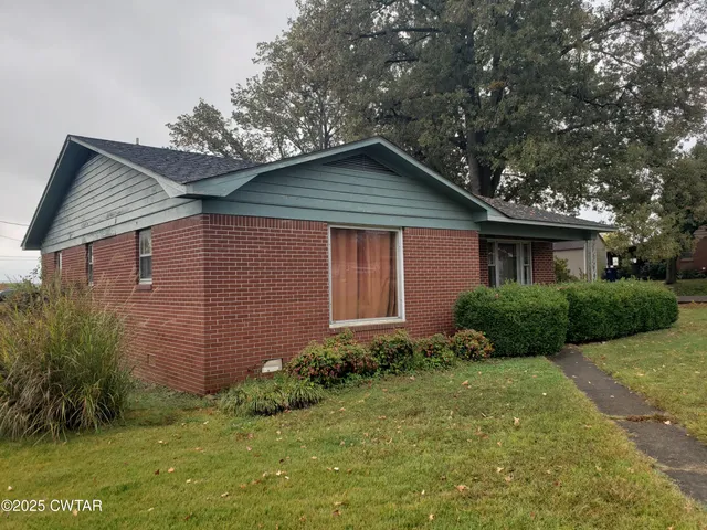 a view of front of a house with a yard