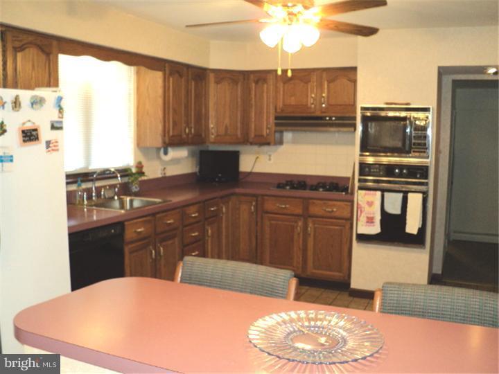 391 Byron Road Warminster, PA 18974 - Photo 15 of 20 Kitchen