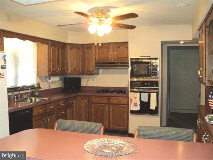 391 Byron Road Warminster, PA 18974 - Photo 16 of 20 Kitchen