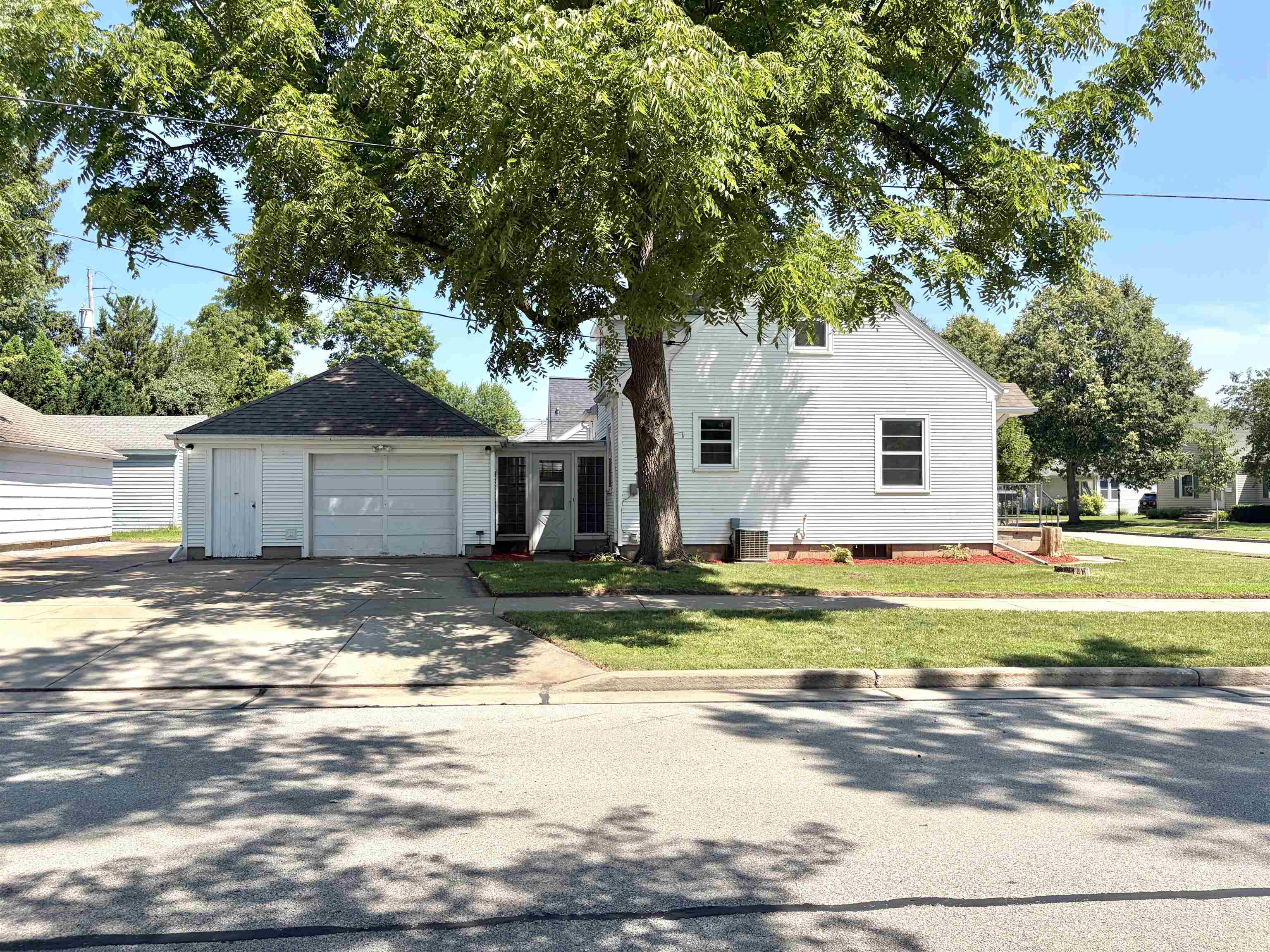 2209 North Clark Street Appleton, WI 54911 - Photo 4 of 33