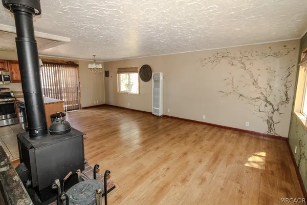 $1,400 | 880 Wabash Lane, Sugarloaf, CA 92386