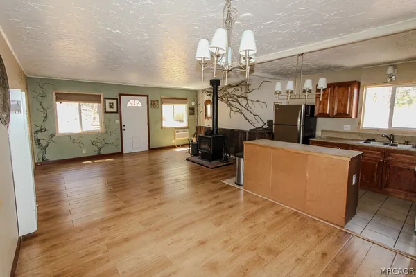 $1,400 | 880 Wabash Lane, Sugarloaf, CA 92386