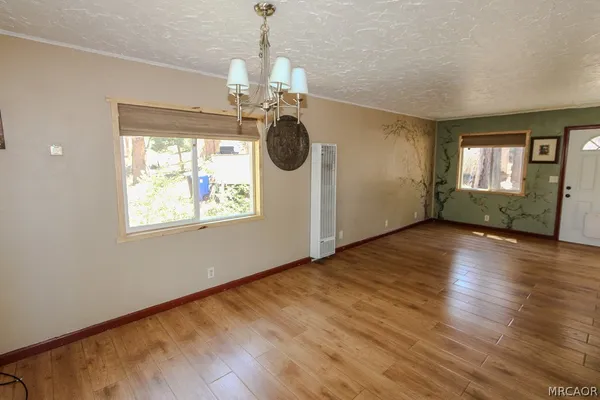 $1,400 | 880 Wabash Lane, Sugarloaf, CA 92386