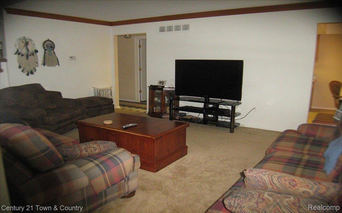 129 Meadow Ln Circle, Unit 9 Rochester, MI 48307 - Photo 4 of 10 LIVING ROOM