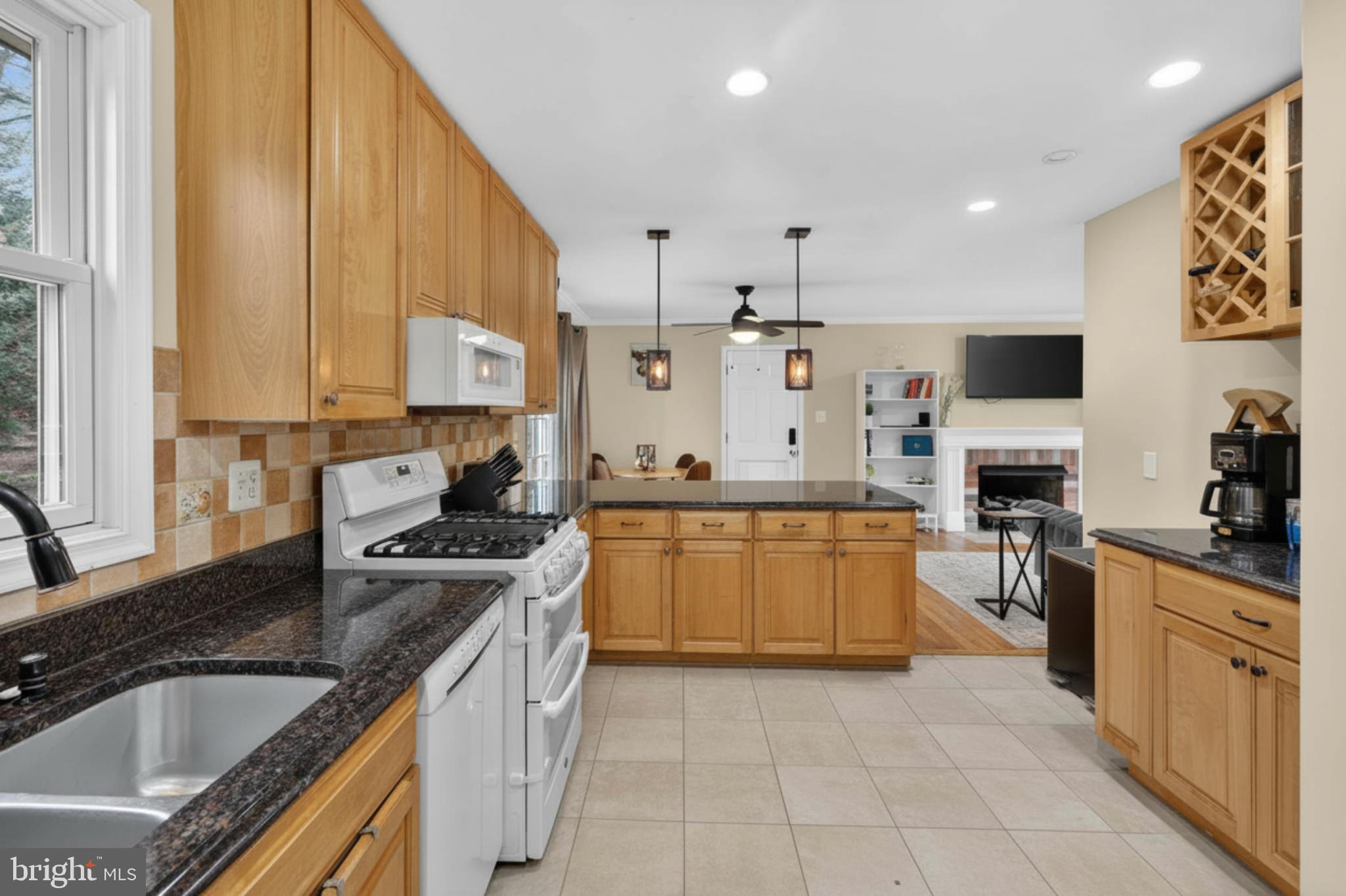 6803 Jackie Deneese Court Springfield, VA 22152 - Photo 4 of 31