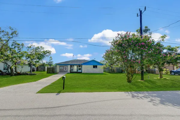 $1,475 | 131 Lakewood Drive, Clute, TX 77531