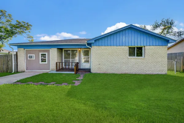 $1,475 | 131 Lakewood Drive, Clute, TX 77531