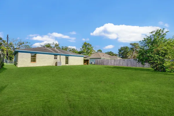 $1,475 | 131 Lakewood Drive, Clute, TX 77531