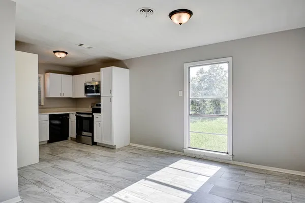 $1,475 | 131 Lakewood Drive, Clute, TX 77531