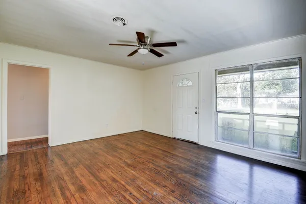 $1,475 | 131 Lakewood Drive, Clute, TX 77531