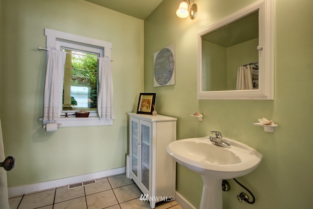10652 Southeast Cisco Road Port Orchard, WA 98367 - Photo 11 of 18 Gallery Image 11