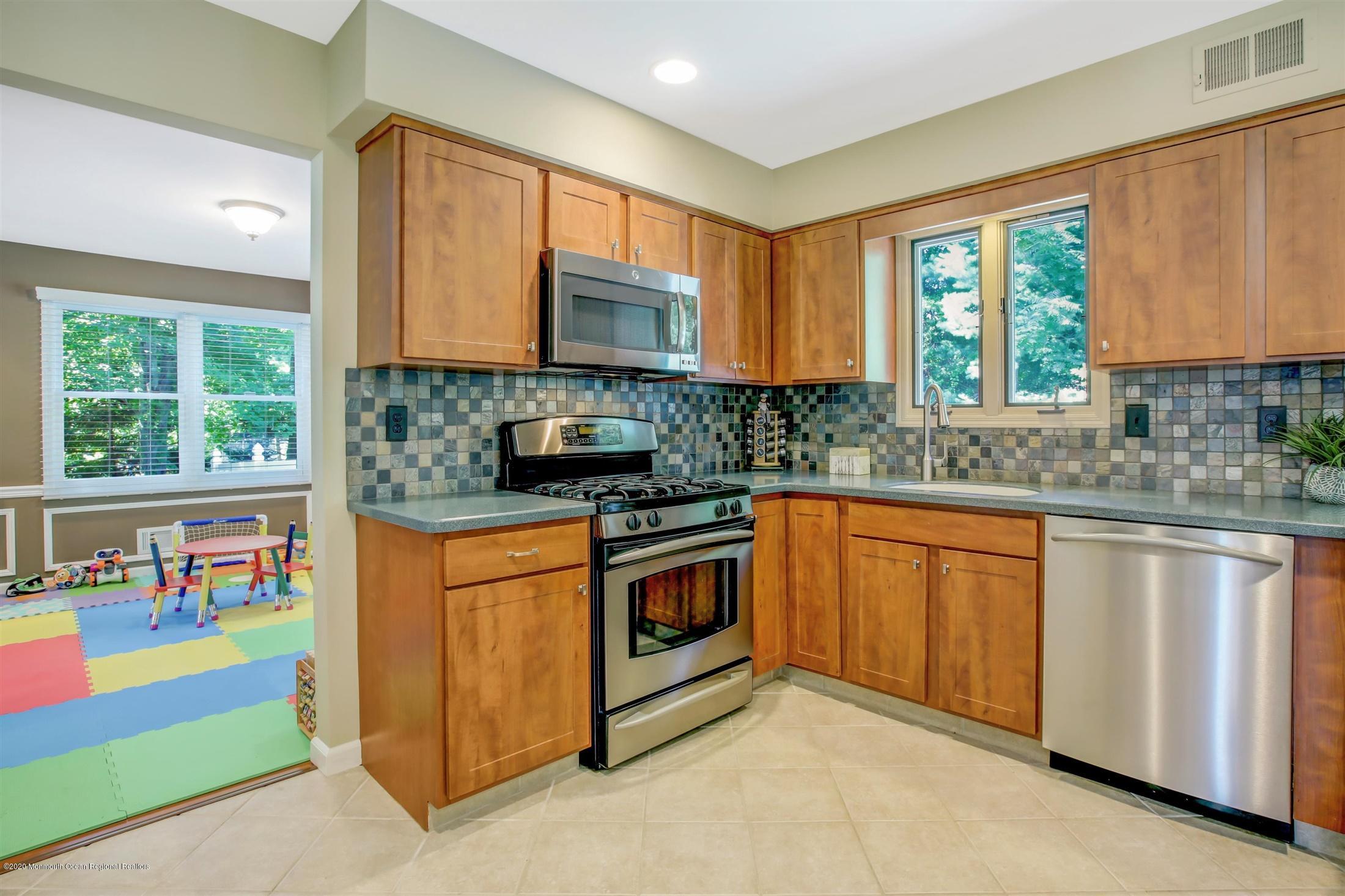8 Ash Road Jackson, NJ 08527 - Photo 8 of 32 Kitchen