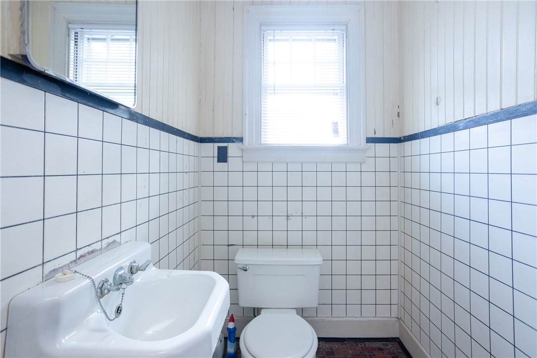 105 West Main Road Middletown, RI 02842 - Photo 12 of 28