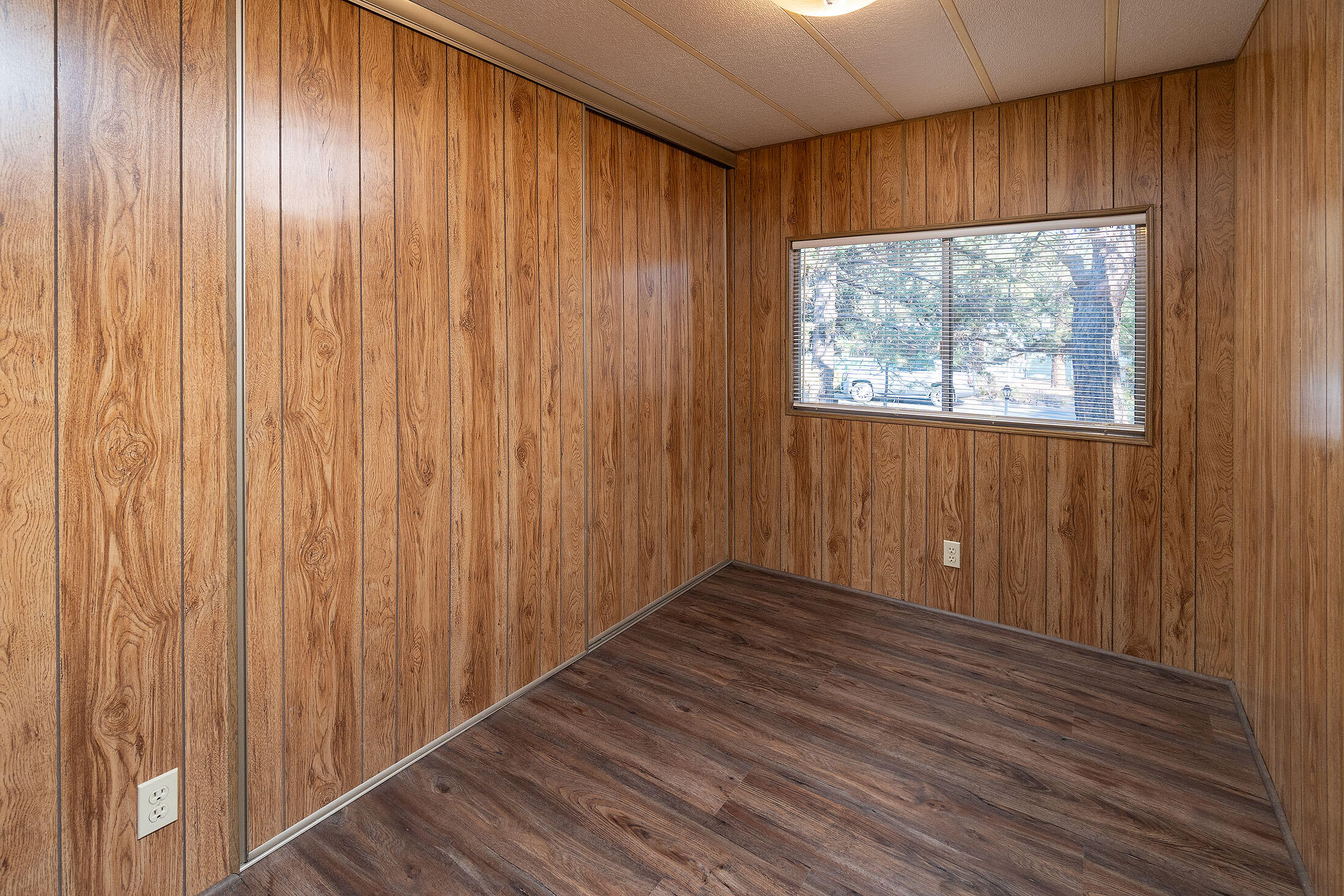 60959 Ridge Drive Bend, OR 97702 - Photo 7 of 22 Guest bedroom w/new laminate floors