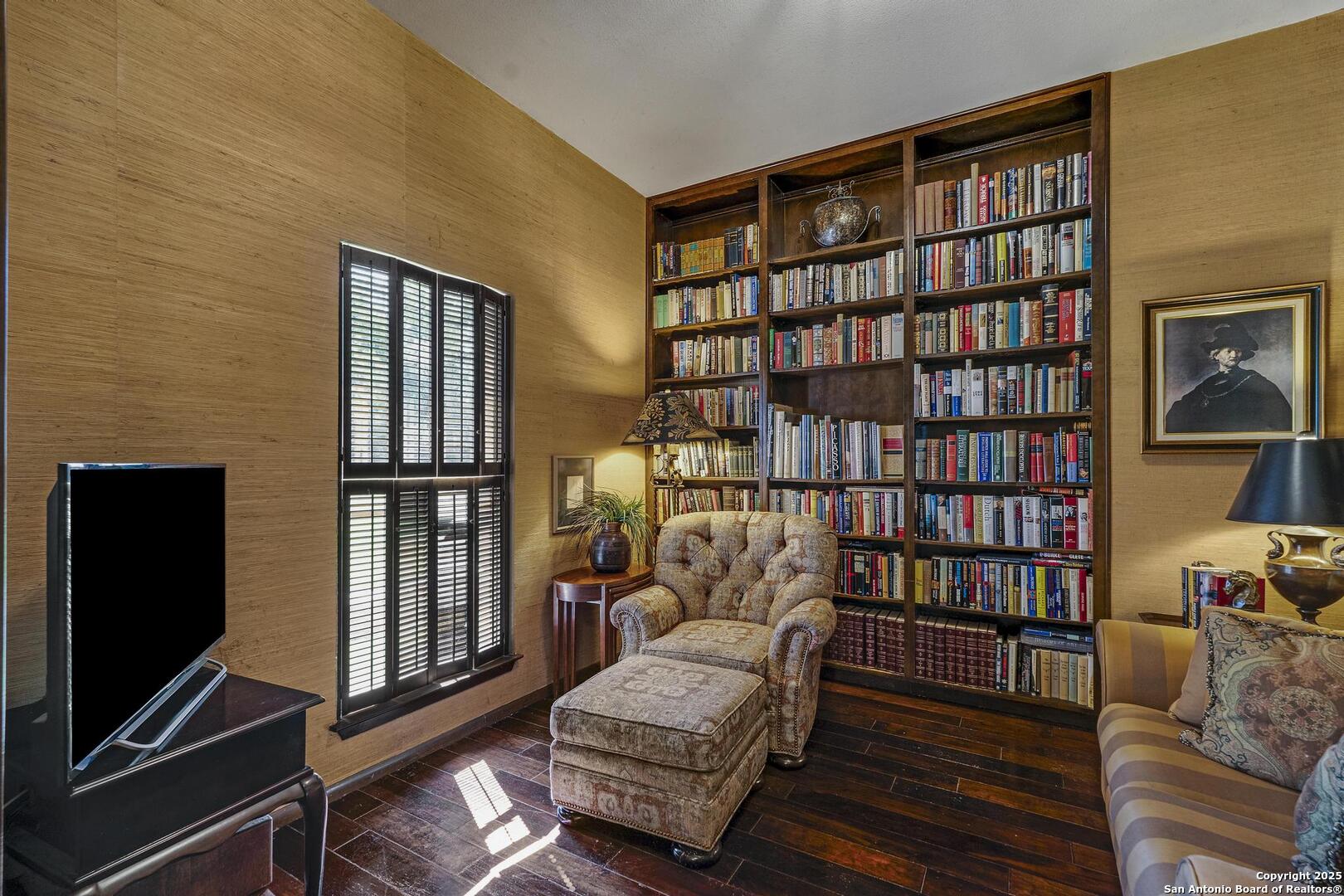 127 Siebeneicher Road Boerne, TX 78006 - Photo 5 of 50 a living room with furniture and a book shelf