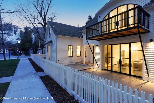 a view of entrance of the house