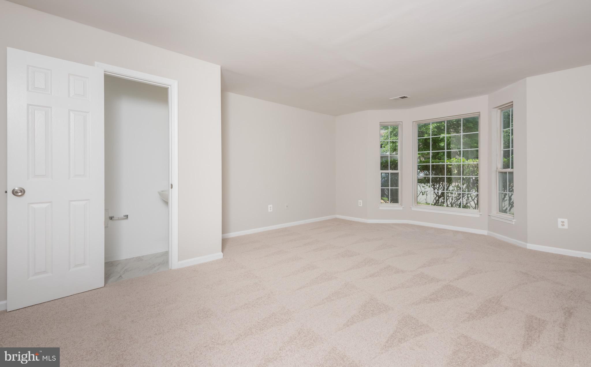 14809 Bolton Road Centreville, VA 20121 - Photo 5 of 31 Living Room