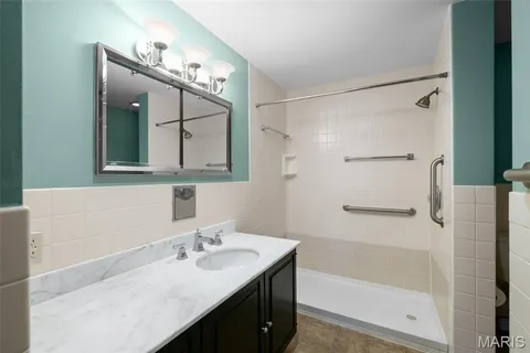 $240,000 | 710 South Hanley Road, Unit 7B, St. Louis, MO 63105