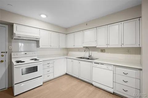 $240,000 | 710 South Hanley Road, Unit 7B, St. Louis, MO 63105