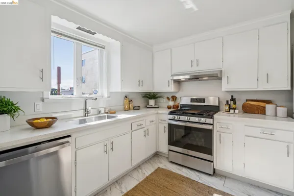 $895,000 | 480 61st Street, Oakland, CA 94609