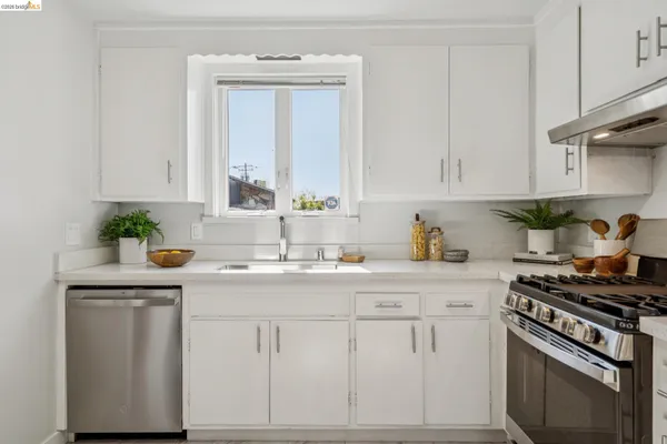 $895,000 | 480 61st Street, Oakland, CA 94609