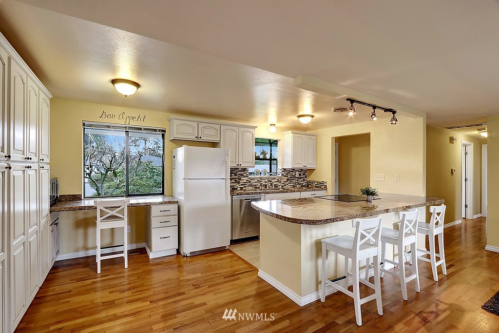 8113 215th Place Southwest Edmonds, WA 98026 - Photo 3 of 18 Gallery Image 3