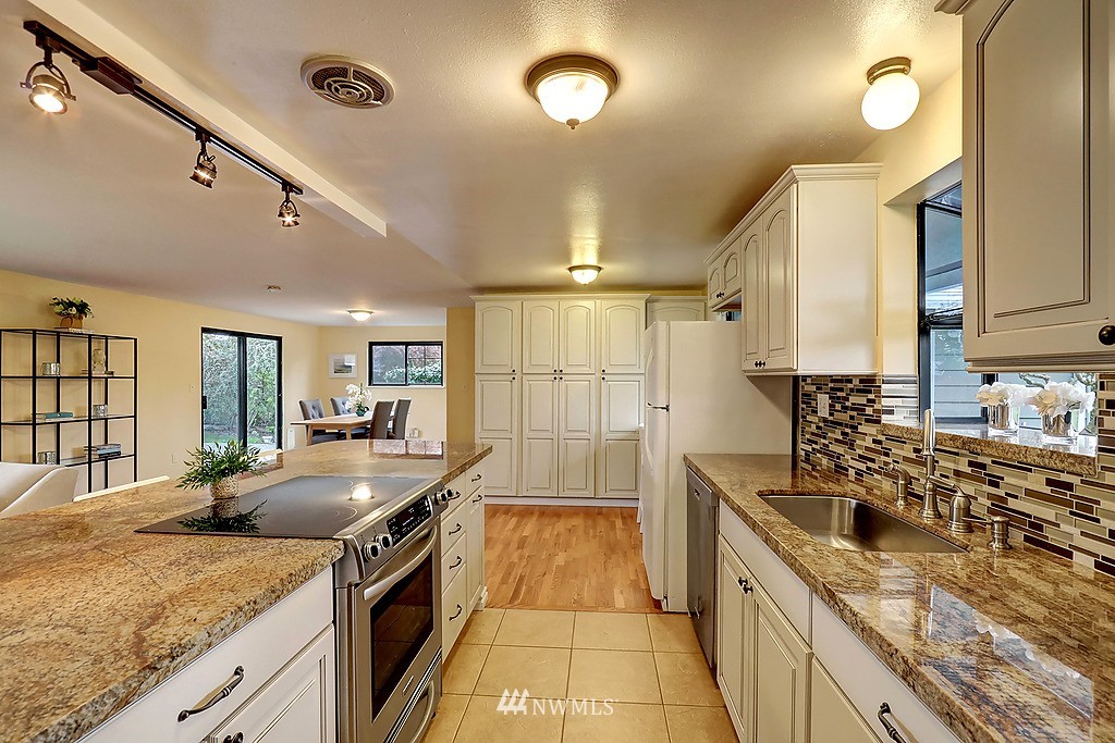 8113 215th Place Southwest Edmonds, WA 98026 - Photo 4 of 18 Gallery Image 4