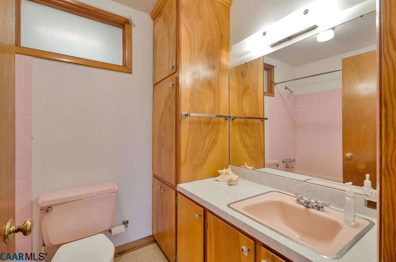 706 McIntire Road Charlottesville, VA 22902 - Photo 12 of 25 Full bath on main level.