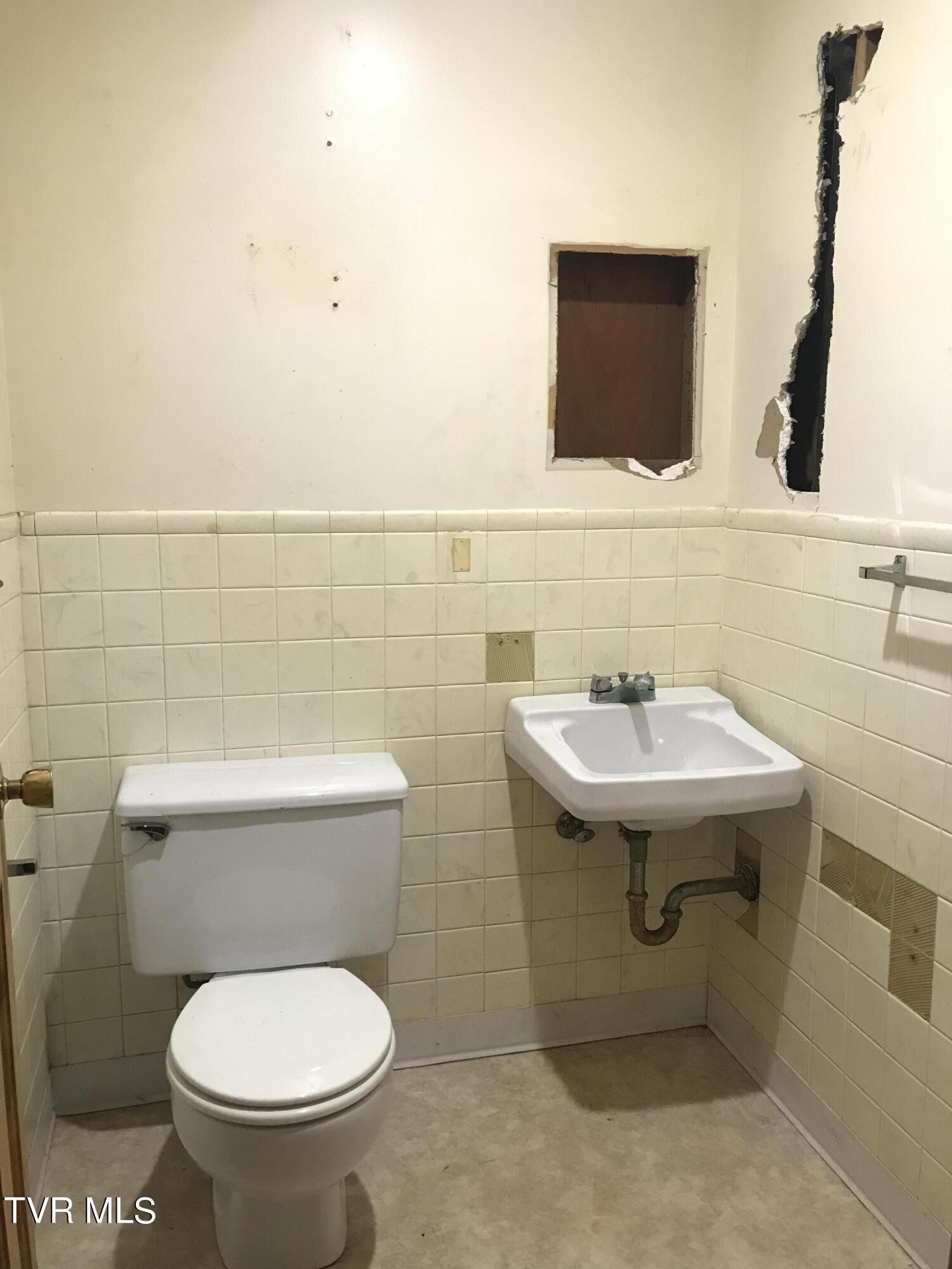 1162 Blue Springs Road Elizabethton, TN 37643 - Photo 19 of 38 MBR HALF BATH