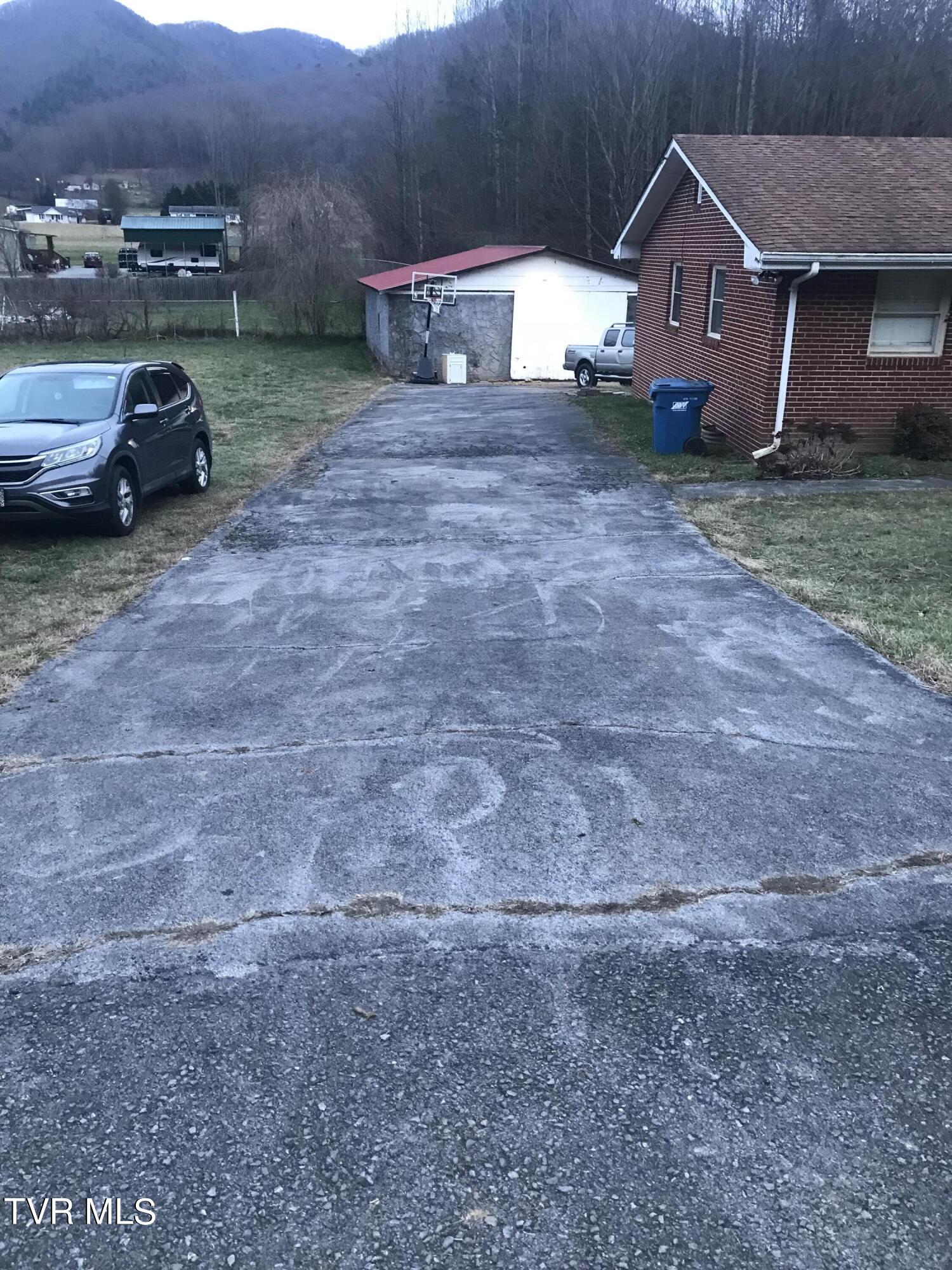 1162 Blue Springs Road Elizabethton, TN 37643 - Photo 23 of 38 LONG DRIVEWAY LOTS OF CARS AREA