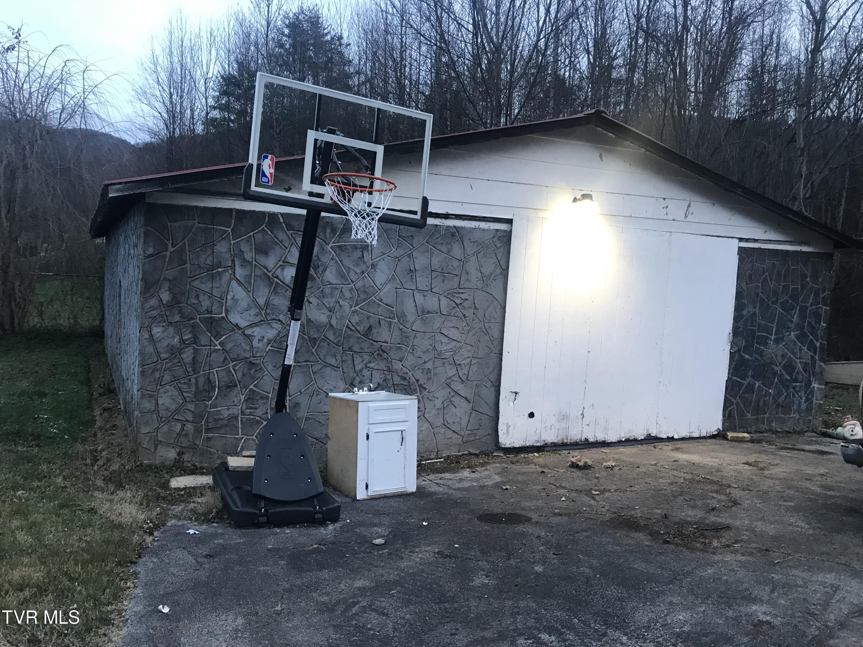 1162 Blue Springs Road Elizabethton, TN 37643 - Photo 30 of 38 32X32-1024 SQFT 2 CAR GARAGE