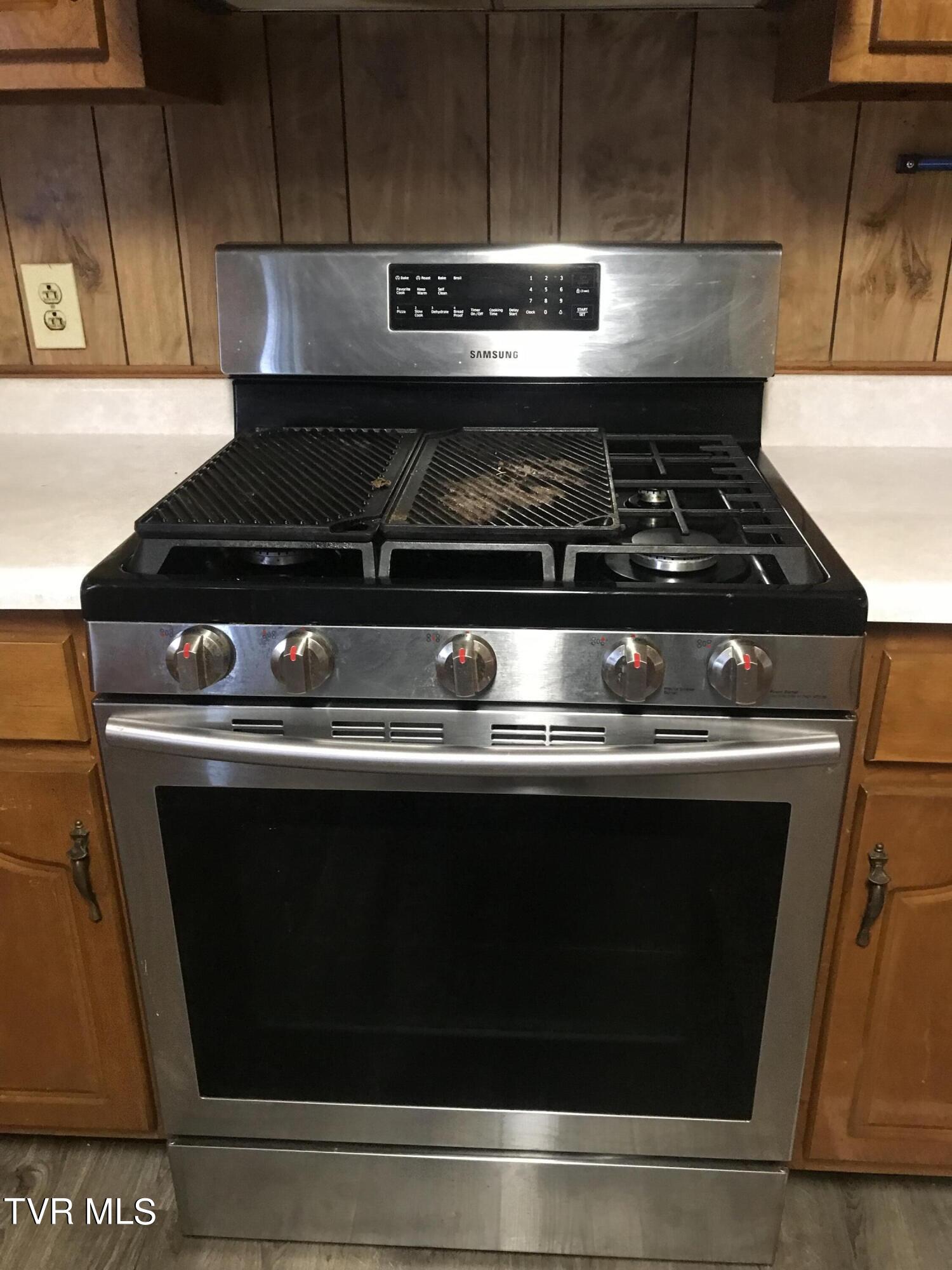 1162 Blue Springs Road Elizabethton, TN 37643 - Photo 10 of 38 NEWER SS GAS RANGE