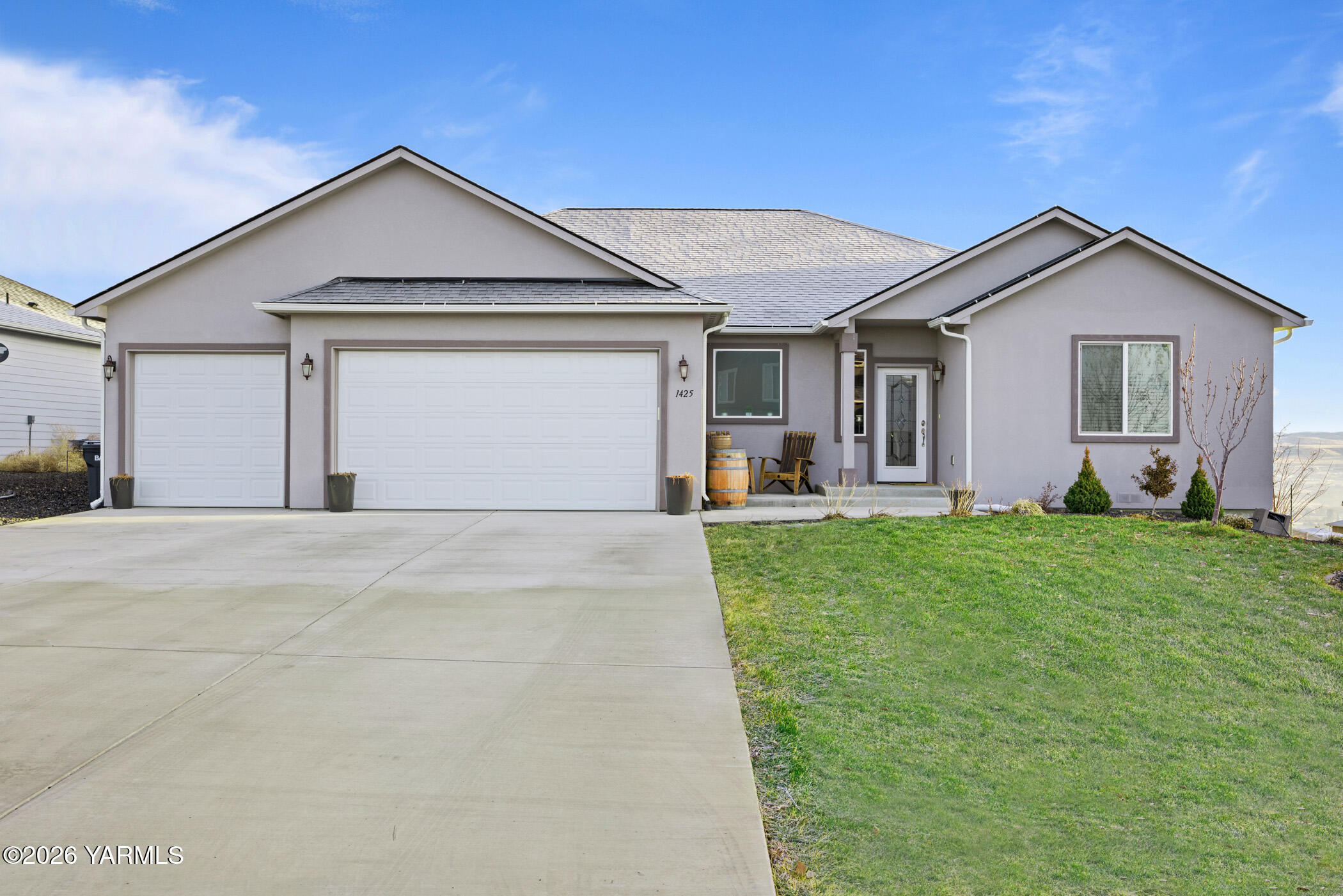 1425 Valhalla Loop Selah, WA 98942 - Photo 1 of 33 a front view of house with yard and green space
