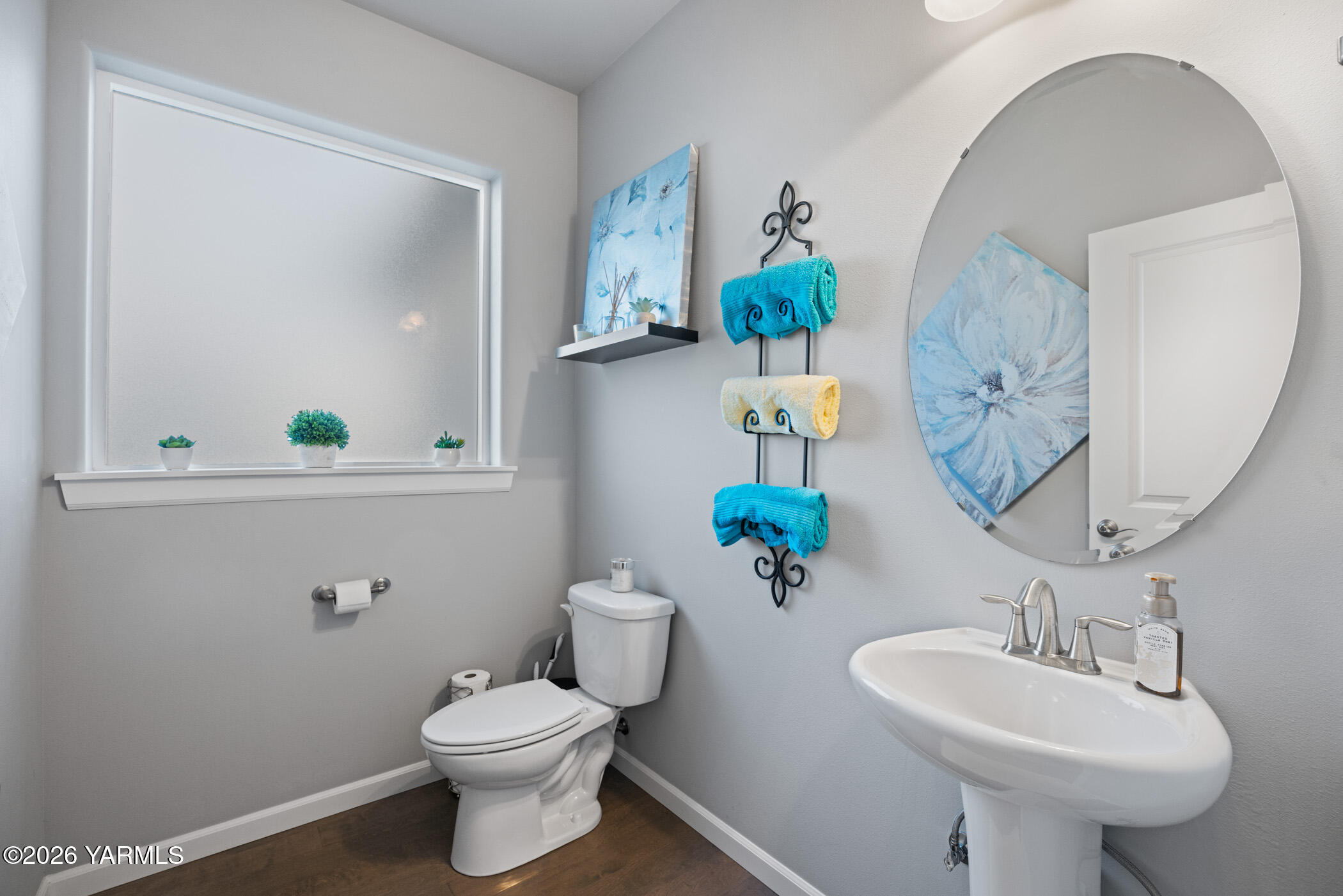 1425 Valhalla Loop Selah, WA 98942 - Photo 16 of 33 ENTRY-HALF BATH