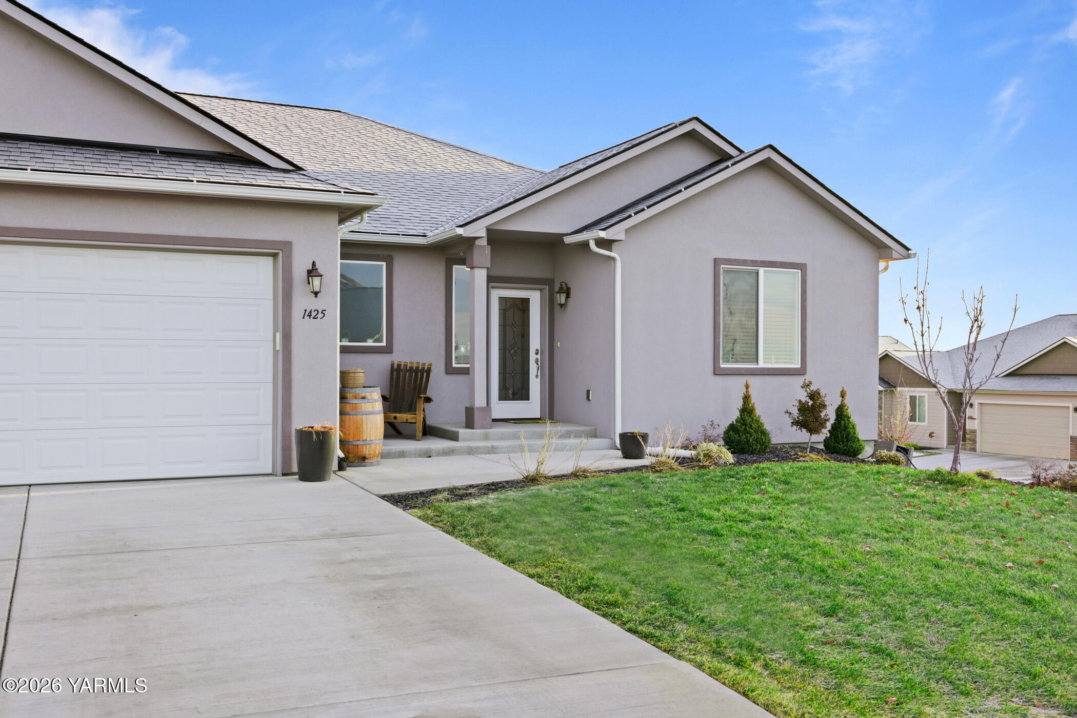 1425 Valhalla Loop Selah, WA 98942 - Photo 2 of 33 a front view of a house with a yard and garage